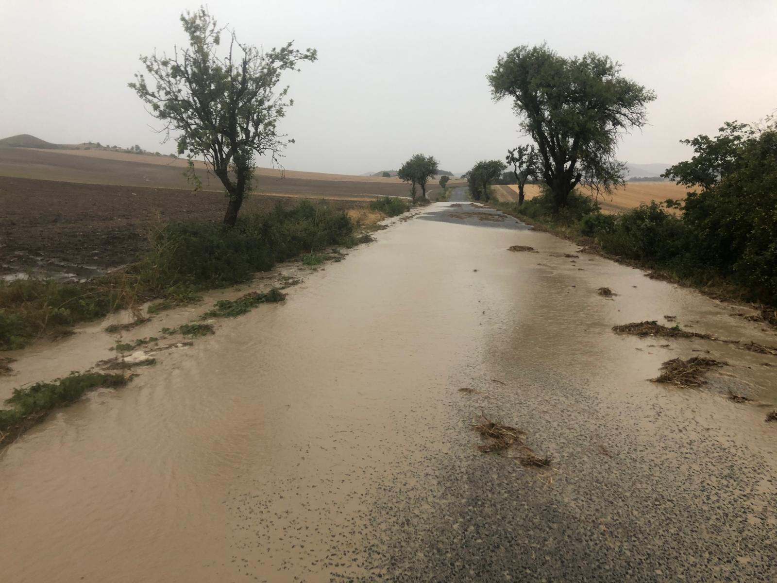 Zatopená polní cesta po přívalovém dešti